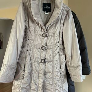 Regent Women's Light Gray Puffer Jacket with Stylish Buckles